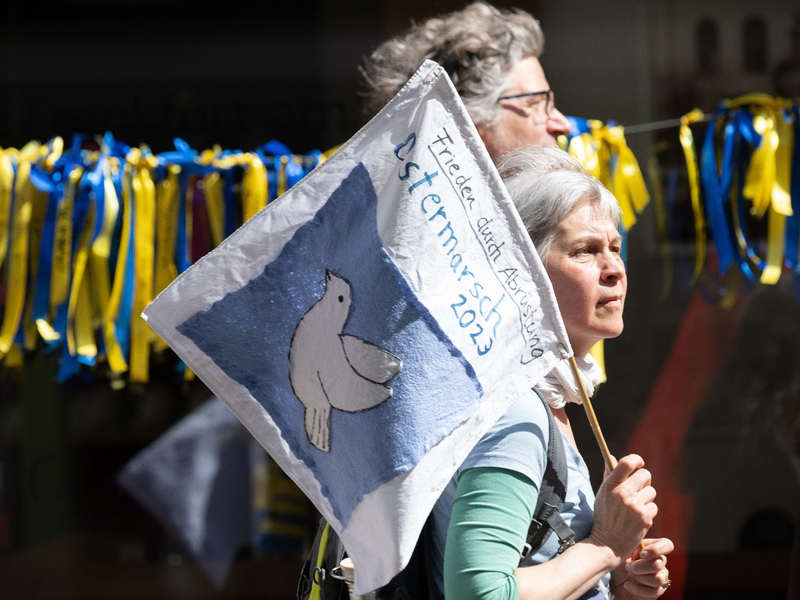 «Es gibt keine Friedenspolitik von Rechts», sagen die Spitzen der Linken im Bundestag. - Foto: Sebastian Gollnow/dpa