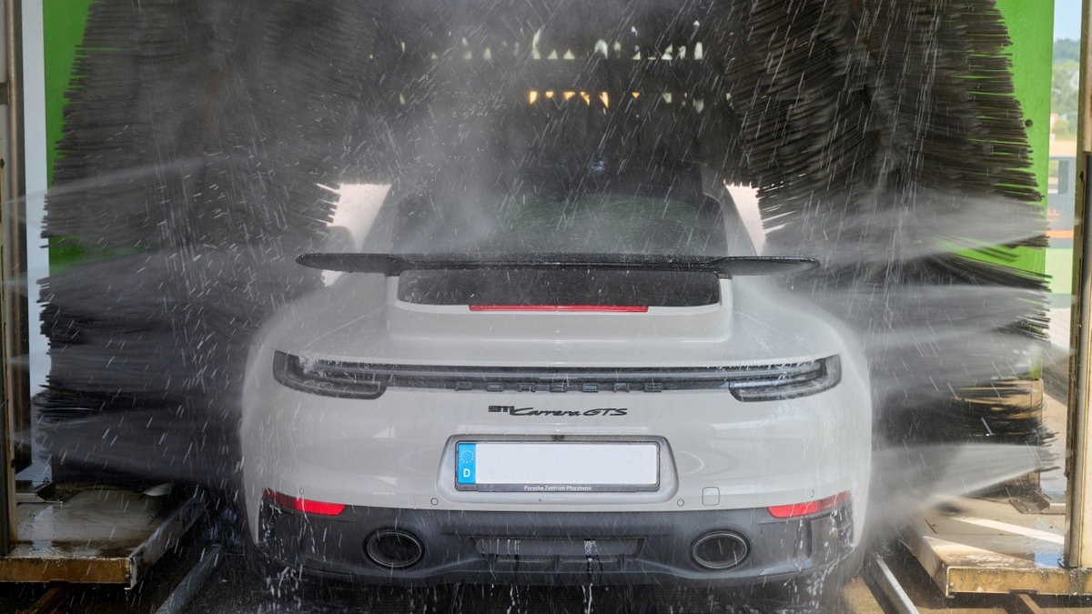 Der richtige Zeitpunkt für die Autowäsche / Jeder zweite Deutsche gibt zu: Das Auto könnte öfter gewaschen werden - Foto: presseportal.de