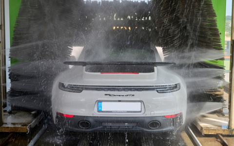 Der richtige Zeitpunkt für die Autowäsche / Jeder zweite Deutsche gibt zu: Das Auto könnte öfter gewaschen werden - Foto: presseportal.de