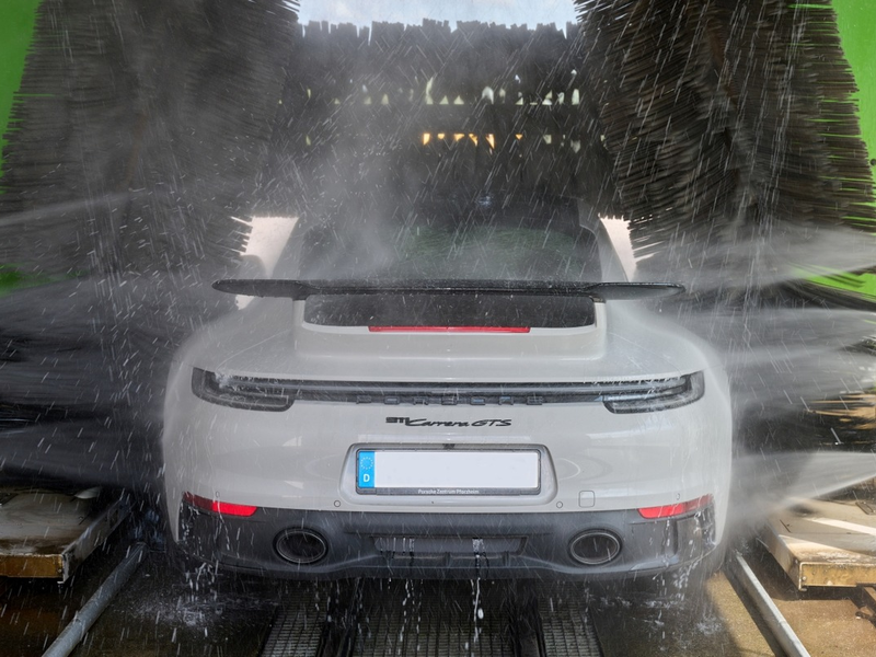 Der richtige Zeitpunkt für die Autowäsche / Jeder zweite Deutsche gibt zu: Das Auto könnte öfter gewaschen werden - Foto: presseportal.de