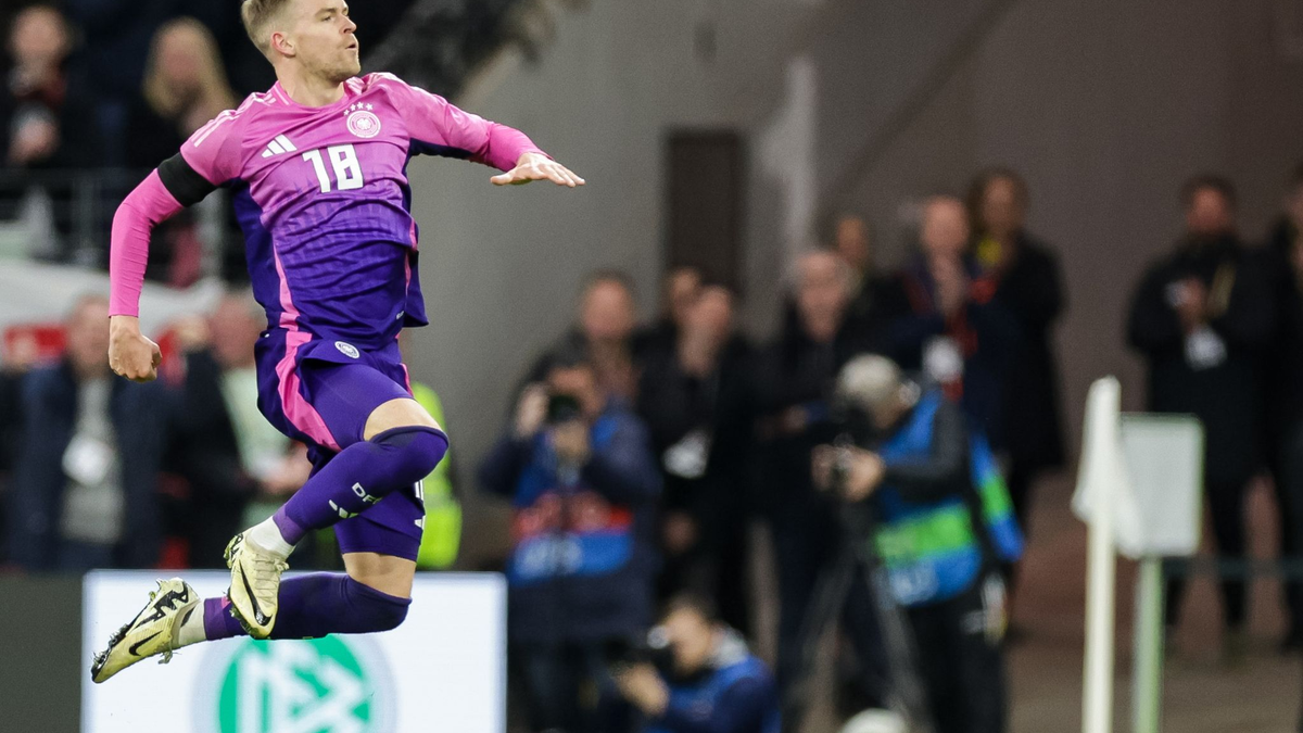 Maximilian Mittelstädt jubelt nach seinem Premierentreffer im DFB-Trikot. - Foto: Christian Charisius/dpa
