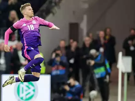 Maximilian Mittelstädt jubelt nach seinem Premierentreffer im DFB-Trikot. - Foto: Christian Charisius/dpa