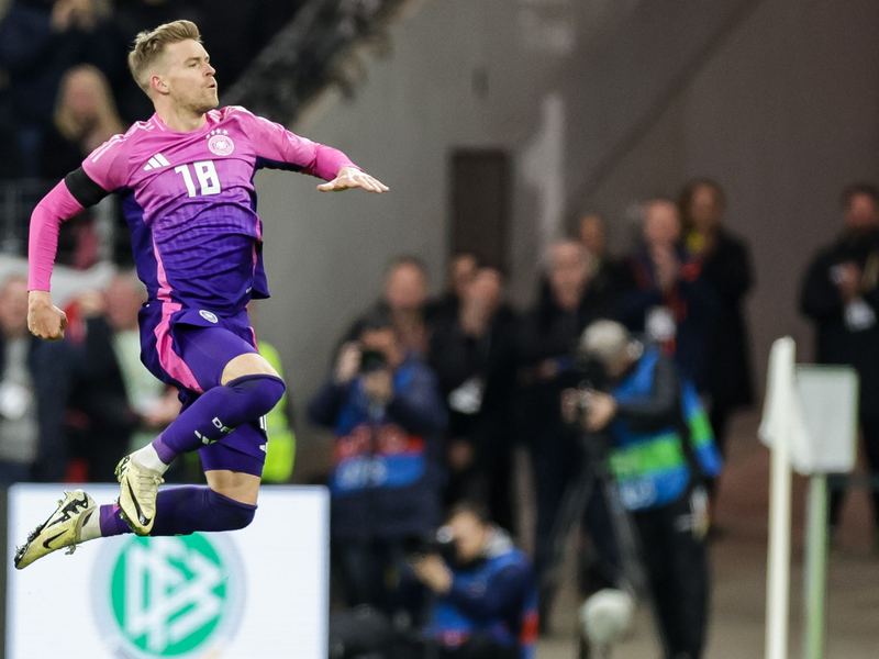 Maximilian Mittelstädt jubelt nach seinem Premierentreffer im DFB-Trikot. - Foto: Christian Charisius/dpa