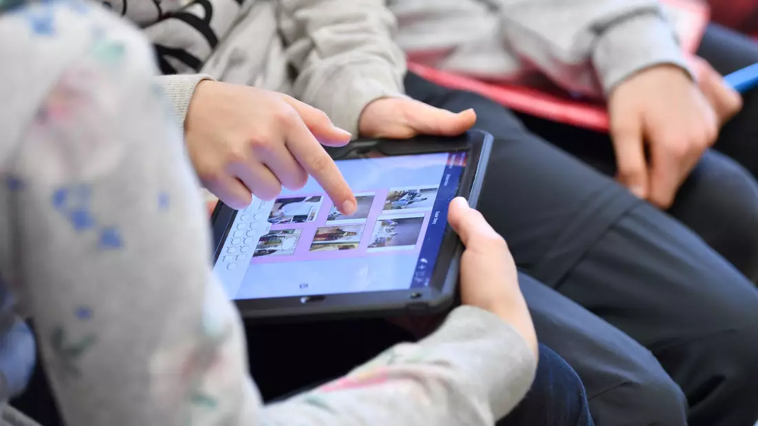 Schülerinnen und Schüler in Thüringen nehmen am Medienkompetenz-Kurs gegen Cybermobbing teil: Viele Kinder werden Opfer von Cybermobbing. - Bild: Martin Schutt/dpa-Zentralbild/dpa