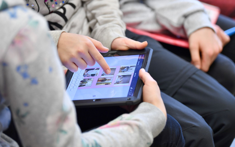 Schülerinnen und Schüler in Thüringen nehmen am Medienkompetenz-Kurs gegen Cybermobbing teil: Viele Kinder werden Opfer von Cybermobbing. - Foto: Martin Schutt/dpa-Zentralbild/dpa
