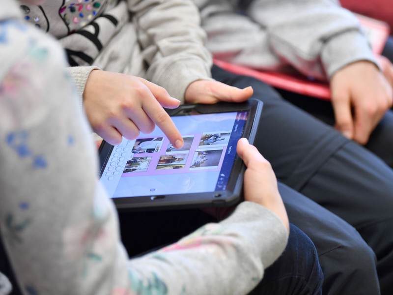 Schülerinnen und Schüler in Thüringen nehmen am Medienkompetenz-Kurs gegen Cybermobbing teil: Viele Kinder werden Opfer von Cybermobbing. - Foto: Martin Schutt/dpa-Zentralbild/dpa