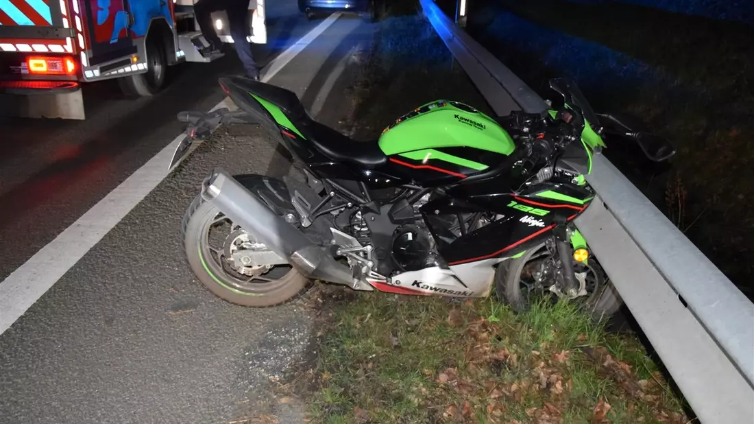 POL-HF: Motorradfahrer kracht gegen Leitplanke- Einmündung übersehen - Bild: presseportal.de