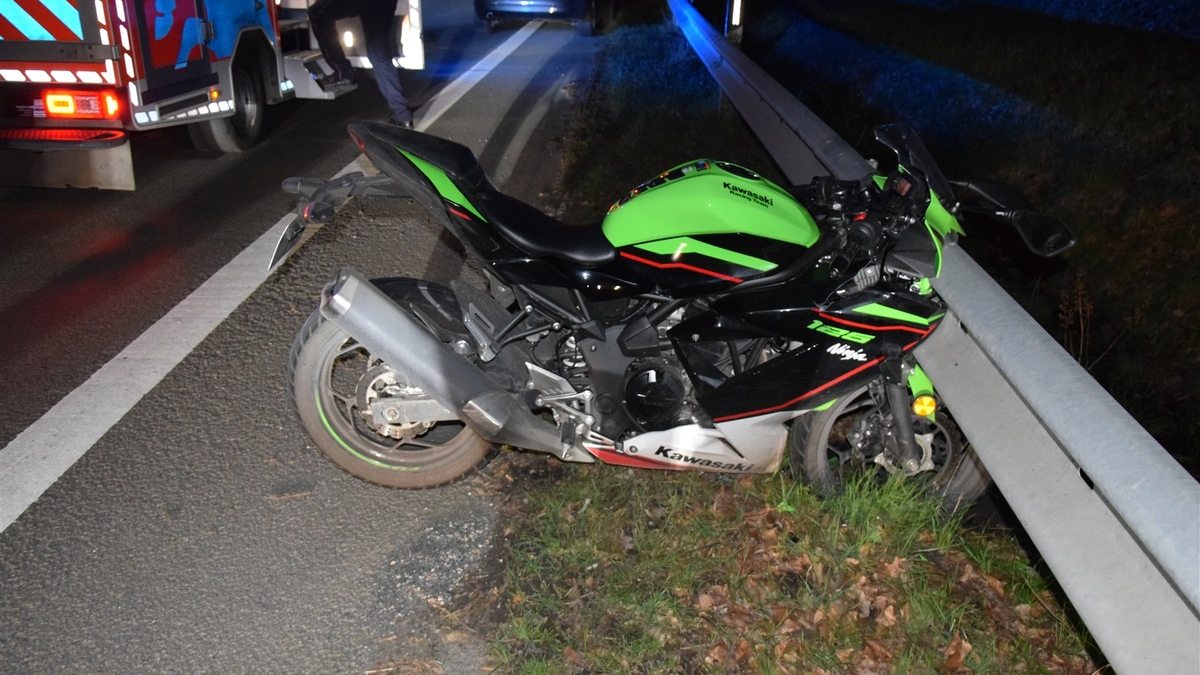 POL-HF: Motorradfahrer kracht gegen Leitplanke- Einmündung übersehen - Foto: presseportal.de