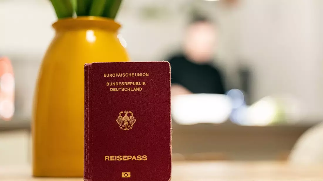 Künftig soll auch der Gang zur Abholung des Passes beim Amt entfallen. - Bild: Hannes P Albert/dpa