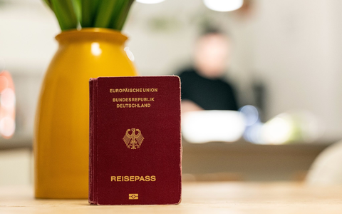 Künftig soll auch der Gang zur Abholung des Passes beim Amt entfallen. - Foto: Hannes P Albert/dpa