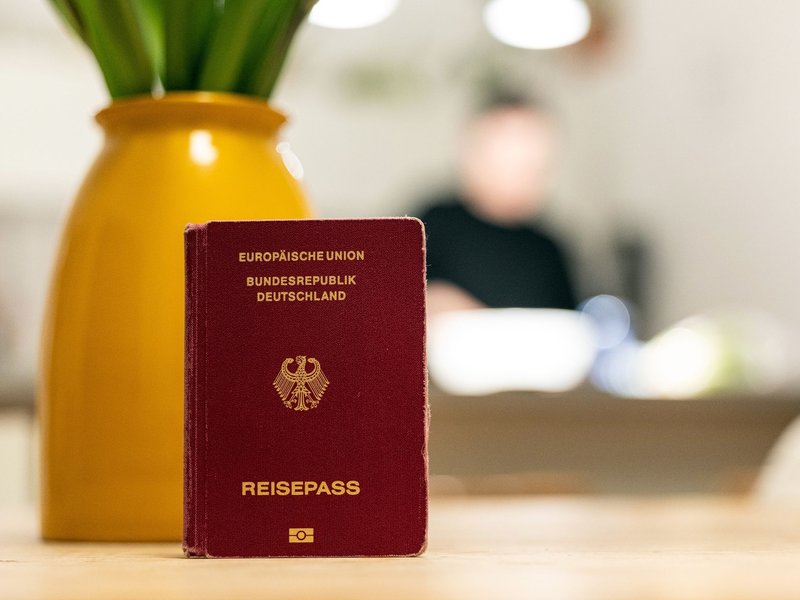 Künftig soll auch der Gang zur Abholung des Passes beim Amt entfallen. - Foto: Hannes P Albert/dpa