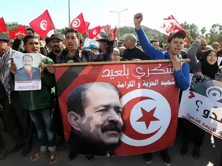Nach dem Tod von Chokri Belaïd kam es zu Massenprotesten, die zum Sturz der damaligen islamistischen Regierung führten (Archivbild). - Foto: Mohamed Messara/EPA/dpa