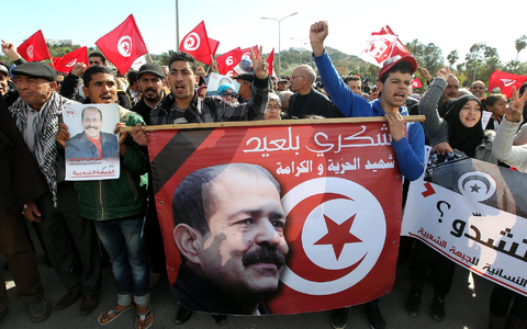 Nach dem Tod von Chokri Belaïd kam es zu Massenprotesten, die zum Sturz der damaligen islamistischen Regierung führten (Archivbild). - Foto: Mohamed Messara/EPA/dpa