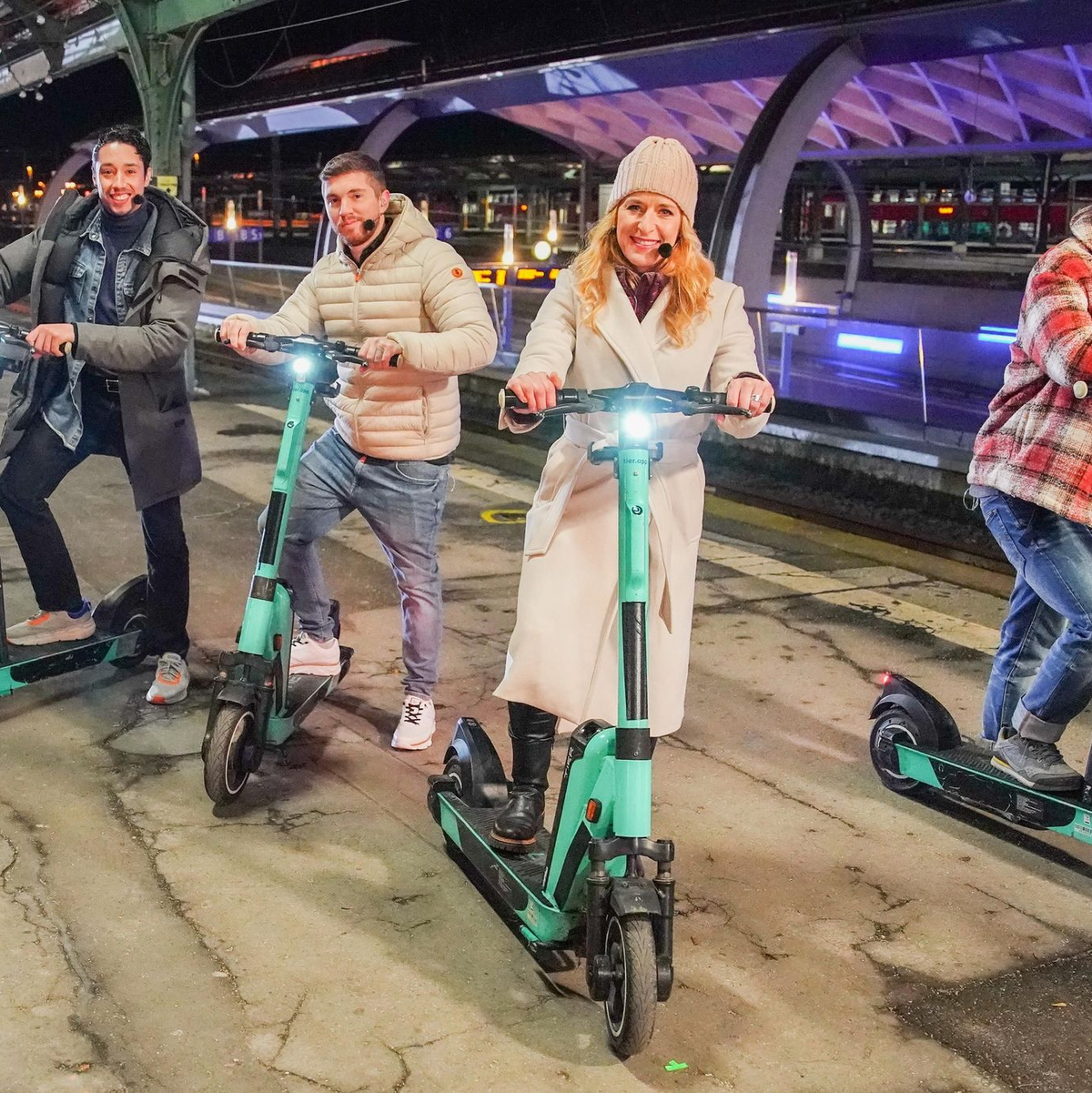 Die Jünger reisen auf E-Scootern durch die Stadt: René Casselly, l-r), Joey Heindle, Stefanie Hertel und Timur Ülker - eine Szene aus «Die Passion - Die größte Geschichte aller Zeiten». - Foto: Stefan Gregorowius/RTL/dpa