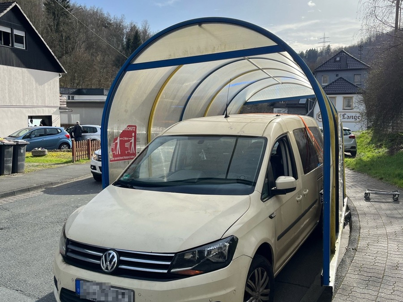 POL-SI: Fahrender Einkaufswagenunterstand sorgte für Polizeieinsatz und ungläubige Blicke - #polsiwi - Foto: presseportal.de