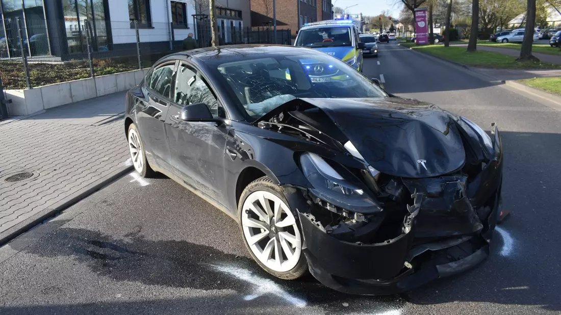 POL-MG: Unfall-Flucht in Odenkirchen: 18-Jähriger fährt in Audi RS3 davon - Bild: presseportal.de