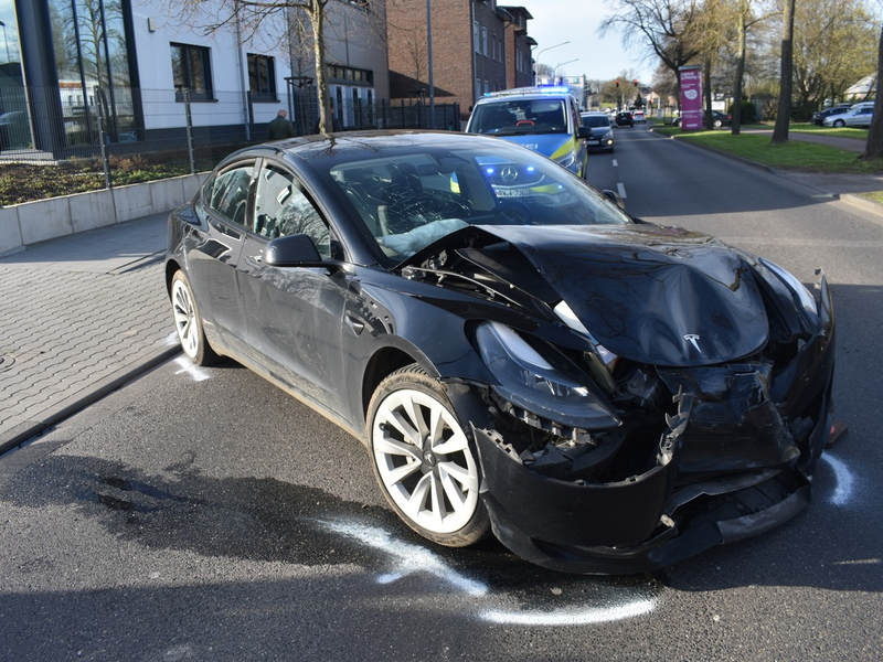 POL-MG: Unfall-Flucht in Odenkirchen: 18-Jähriger fährt in Audi RS3 davon - Foto: presseportal.de
