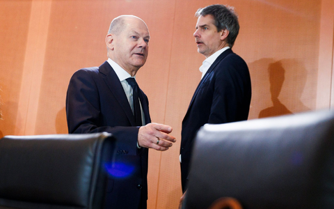 Bundeskanzler Olaf Scholz (l.) im Gespräch mit Regierungssprecher Steffen Hebestreit: «Britische Justiz arbeiet unabhängig und unparteiisch.» - Foto: Carsten Koall/dpa