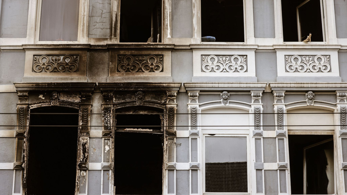 Bei dem Großbrand in einem Mehrfamilienhaus in Solingen sind vier Menschen ums Leben gekommen. - Foto: Oliver Berg/dpa