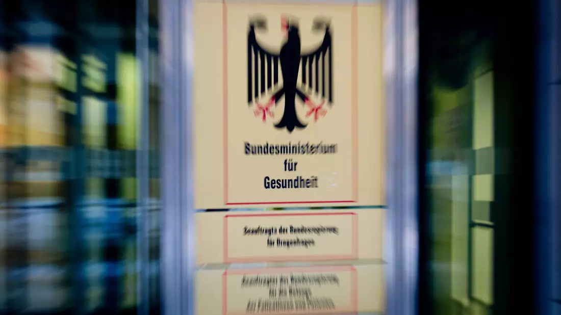 Das Bundesgesundheitsministerium muss sich bei der Auftragsvergabe für die Corona- Impfkampagne Kritik anhören. - Bild: Kay Nietfeld/dpa