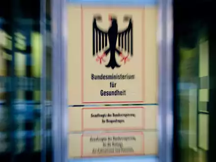 Das Bundesgesundheitsministerium muss sich bei der Auftragsvergabe für die Corona- Impfkampagne Kritik anhören. - Foto: Kay Nietfeld/dpa