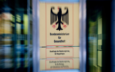 Das Bundesgesundheitsministerium muss sich bei der Auftragsvergabe für die Corona- Impfkampagne Kritik anhören. - Foto: Kay Nietfeld/dpa