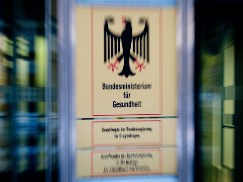 Das Bundesgesundheitsministerium muss sich bei der Auftragsvergabe für die Corona- Impfkampagne Kritik anhören. - Foto: Kay Nietfeld/dpa