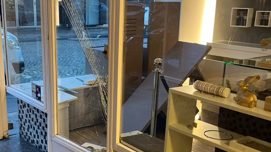 POL-D: Carlstadt - Blitzeinbruch in Schmuckgeschäft - ein Tatverdächtiger nach Flucht mit Diebesgut gefasst - Polizei fahndet nach Mittäter und sucht Zeugen - Bild: presseportal.de