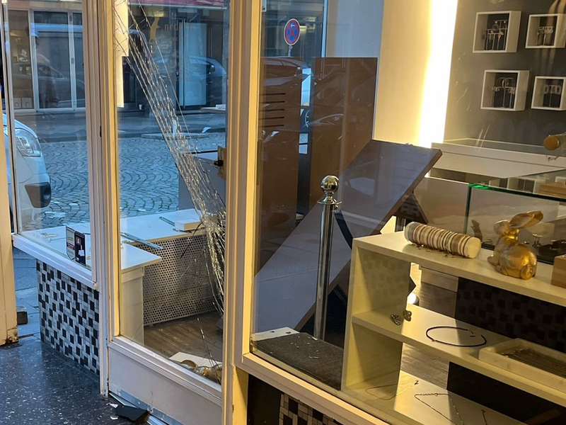 POL-D: Carlstadt - Blitzeinbruch in Schmuckgeschäft - ein Tatverdächtiger nach Flucht mit Diebesgut gefasst - Polizei fahndet nach Mittäter und sucht Zeugen - Foto: presseportal.de