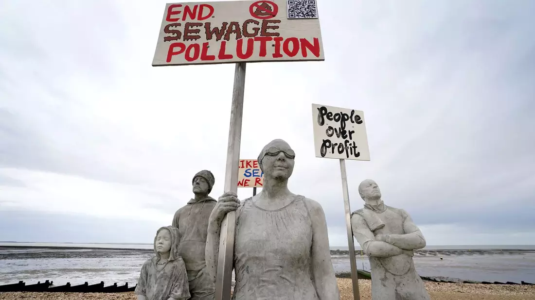 Die Kunstinstallation Sirens of Sewage am Strand von Whitstable. - Bild: Gareth Fuller/PA Wire/dpa