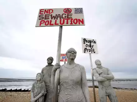 Die Kunstinstallation Sirens of Sewage am Strand von Whitstable. - Foto: Gareth Fuller/PA Wire/dpa