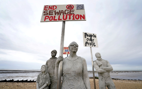 Die Kunstinstallation Sirens of Sewage am Strand von Whitstable. - Foto: Gareth Fuller/PA Wire/dpa