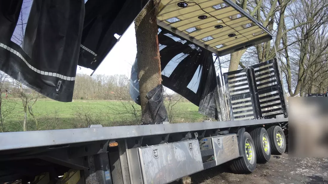 POL-ROW: ++ Nachtrag zum verunfallten Tiertransporter ++ Fotos in der digitalen Pressemappe ++ - Bild: presseportal.de
