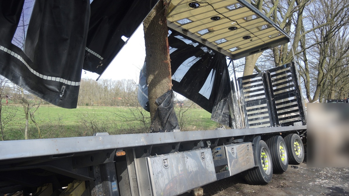 POL-ROW: ++ Nachtrag zum verunfallten Tiertransporter ++ Fotos in der digitalen Pressemappe ++ - Foto: presseportal.de