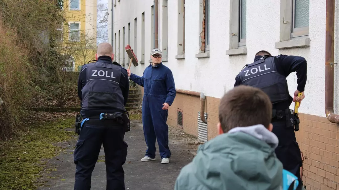 HZA-GI: Was macht eigentlich der Zoll mitten in Hessen? Großes Interesse am Berufsinformationstag beim Hauptzollamt Gießen - Bild: presseportal.de