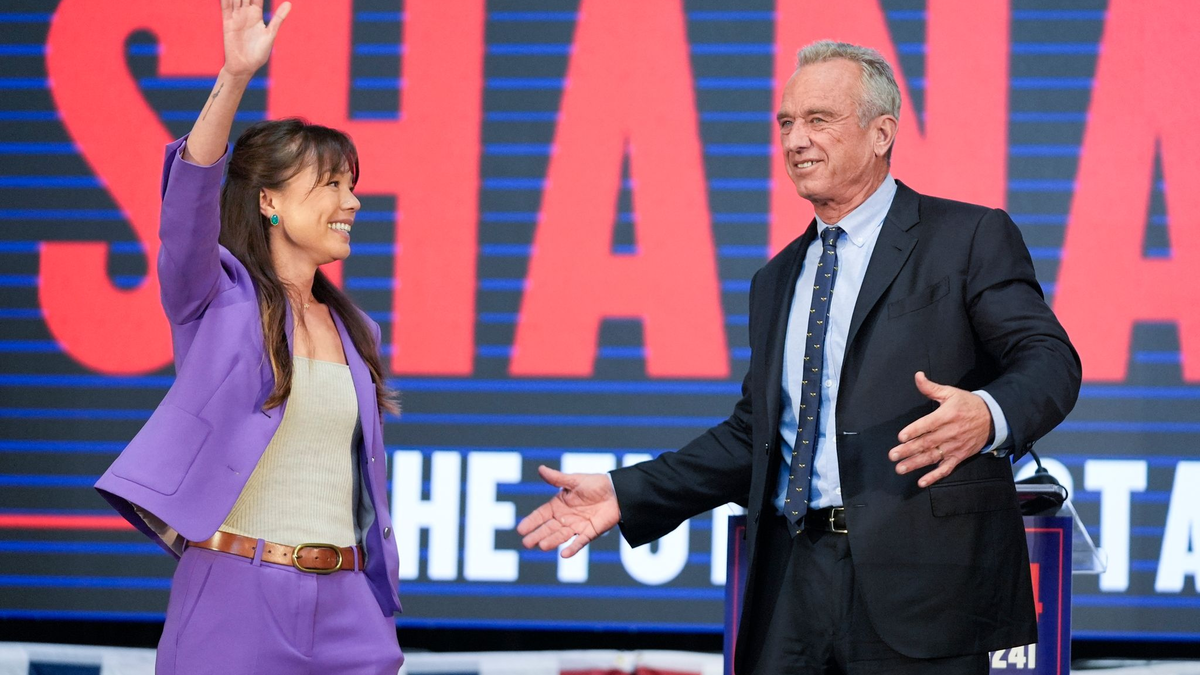 Robert F. Kennedy Jr. stellt in Oakland seine Vizepräsidentschaftskandidatin Nicole Shanahan vor. - Foto: Eric Risberg/AP/dpa