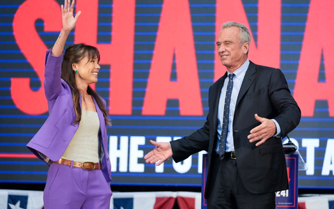 Robert F. Kennedy Jr. stellt in Oakland seine Vizepräsidentschaftskandidatin Nicole Shanahan vor. - Foto: Eric Risberg/AP/dpa