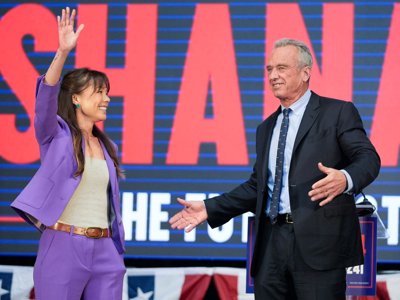 Robert F. Kennedy Jr. stellt in Oakland seine Vizepräsidentschaftskandidatin Nicole Shanahan vor. - Foto: Eric Risberg/AP/dpa