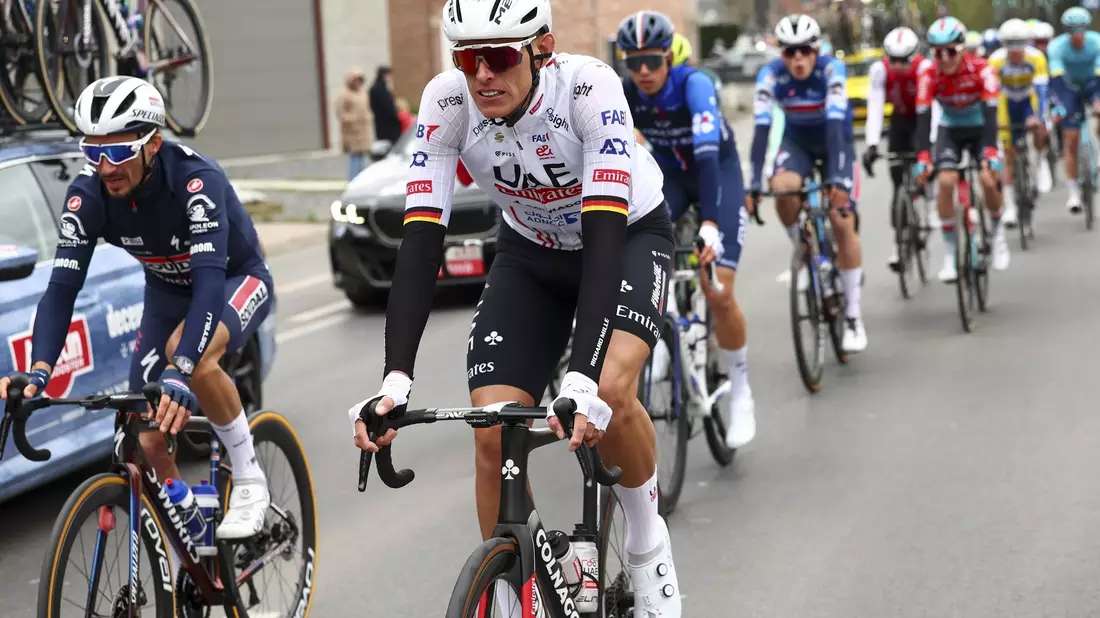 Form wie 2019: Nils Politt (M) vom UAE Team Emirates freut sich auf Kopfsteinpflaster und Regen. - Bild: David Pintens/Belga/dpa