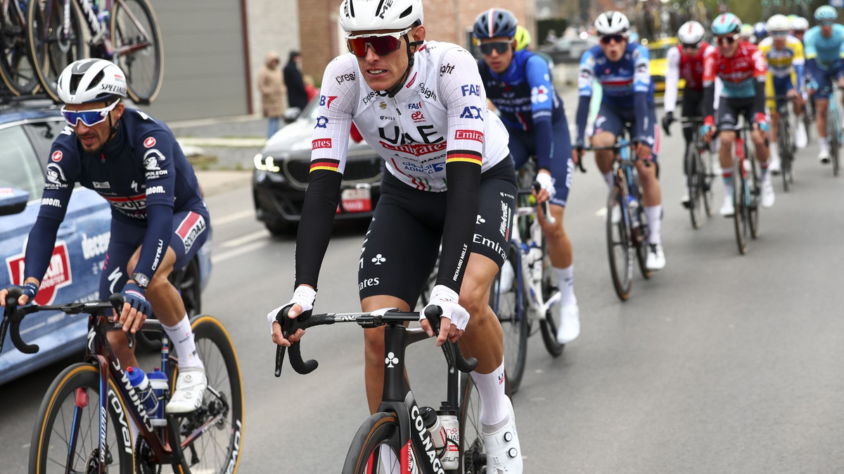 Form wie 2019: Nils Politt (M) vom UAE Team Emirates freut sich auf Kopfsteinpflaster und Regen. - Foto: David Pintens/Belga/dpa