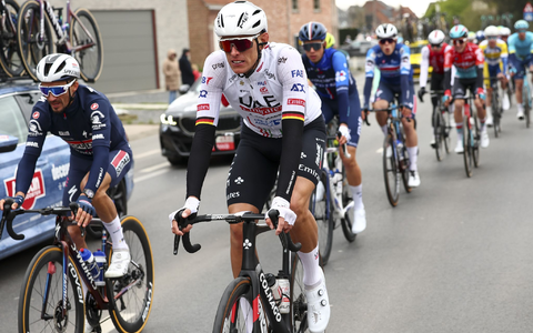 Form wie 2019: Nils Politt (M) vom UAE Team Emirates freut sich auf Kopfsteinpflaster und Regen. - Foto: David Pintens/Belga/dpa