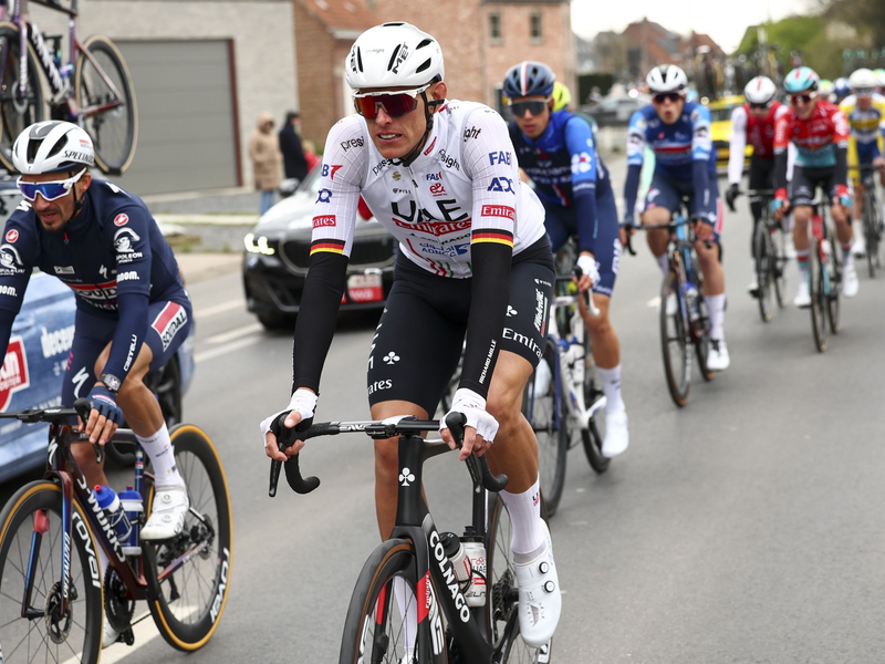 Form wie 2019: Nils Politt (M) vom UAE Team Emirates freut sich auf Kopfsteinpflaster und Regen. - Foto: David Pintens/Belga/dpa