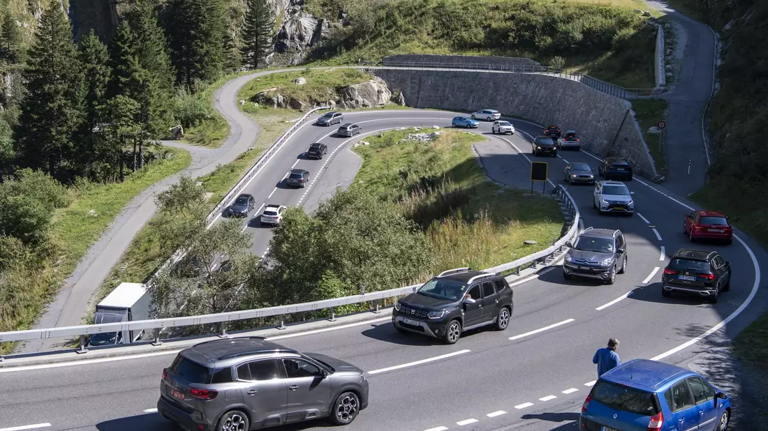 Straßenverkehr in der Nähe des Gotthard-Straßentunnels in der Schweiz. Der neue Polizeivertrag regelt die grenzüberschreitende Zusammenarbeit auch bei der Verfolgung von Straßenverkehrsverstößen. - Bild: Urs Flueeler/KEYSTONE/dpa