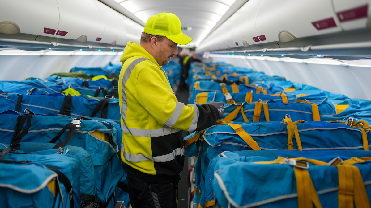 Noch ist die Post gesetzlich verpflichtet, 80 Prozent der eingeworfenen Briefe am nächsten Werktag beim Empfänger abzugeben. - Foto: Soeren Stache/dpa