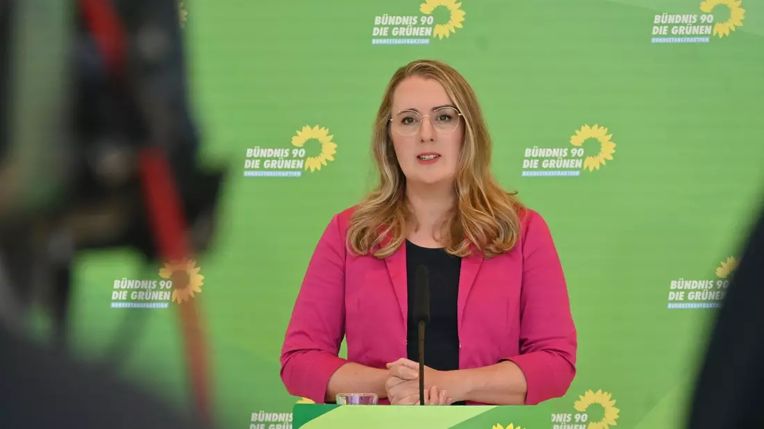 Katharina Dröge sagt, wichtige Rahmenbedingungen für den Wirtschaftsstandort Deutschland habe man über Jahrzehnte schleifen lassen. - Bild: Kilian Genius/dpa