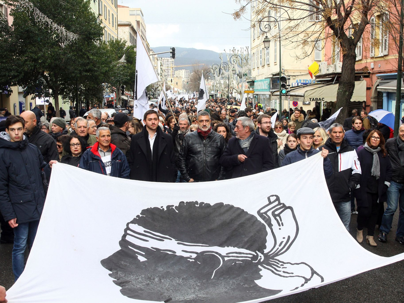 Das Verhältnis zwischen Korsika und der Regierung in Paris gilt seit Langem als schwierig (Archivbild). - Foto: Raphael Poletti/AP/dpa