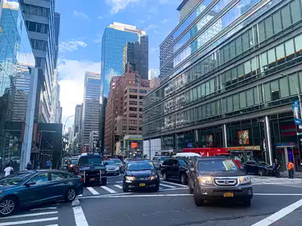 Autos ohne Ende - in Manhattan bislang Alltag. (Archivbild) - Foto: Niyi Fote/TheNEWS2 via ZUMA Wire/dpa