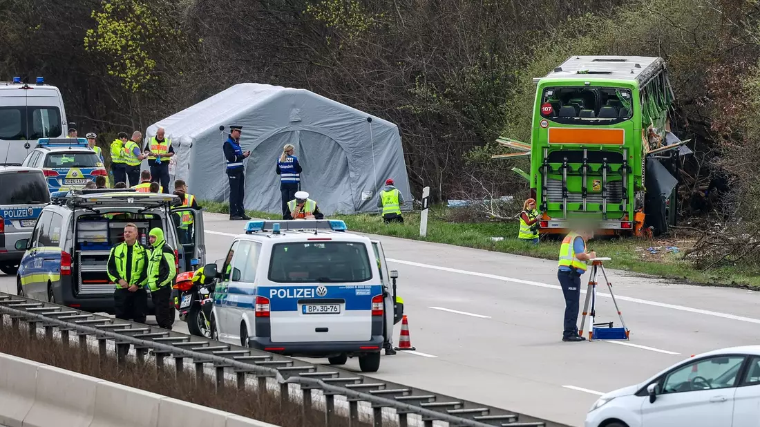 Der Fahrer des auf der A9 verunglückten Busses soll nach Angaben des Busunternehmens alle Lenk- und Ruhezeiten eingehalten haben. - Bild: Jan Woitas/dpa