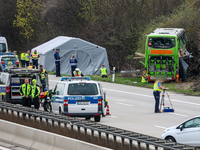 Der Fahrer des auf der A9 verunglückten Busses soll nach Angaben des Busunternehmens alle Lenk- und Ruhezeiten eingehalten haben. - Foto: Jan Woitas/dpa