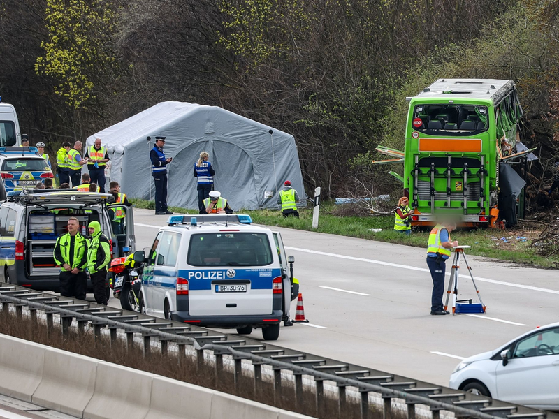Der Fahrer des auf der A9 verunglückten Busses soll nach Angaben des Busunternehmens alle Lenk- und Ruhezeiten eingehalten haben. - Foto: Jan Woitas/dpa